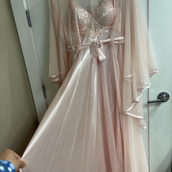 Elegant Pink two piece Lace Trim Robe and satin sleep gown - Picture 7 of 9